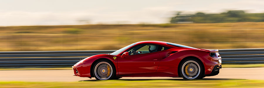 Ferrari F8 Tributo sur le circuit de Lohéac