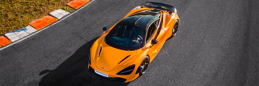 McLaren 720S sur le circuit de Pouilly en Auxois