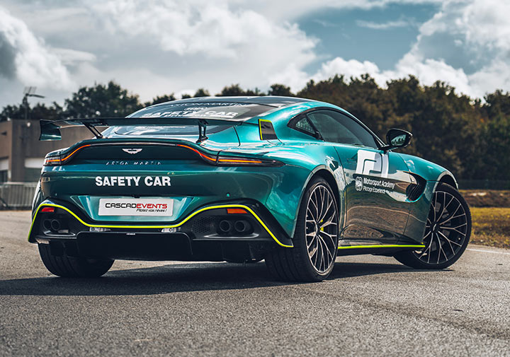 Aston Martin Vantage F1 Edition vue de derriere sur circuit